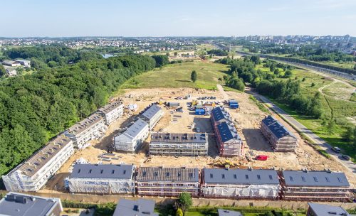 Išgraibstė nuosavus kiemus: Vilniuje statys daugiau angliškų būstų