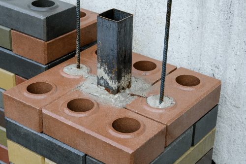„Smart bricks“: pigesnė ir greitesnė statyba, įveikiama ir neprofesionalui