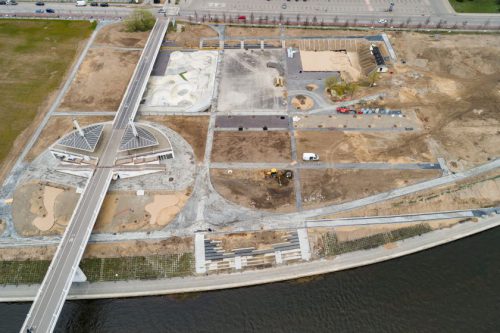 Atnaujinamam aikštynui prie Baltojo tilto – šimtai sunkvežimių smėlio ir želdynų grunto