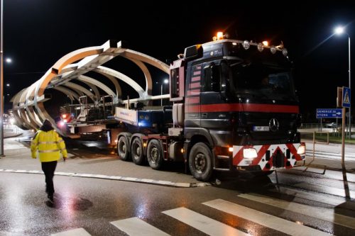 Jonavą pasiekė naujojo pėsčiųjų tilto konstrukcijos