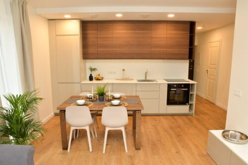 Kas slepiasi po pilna būsto apdaila: tik dažytos sienos ar korpusiniai baldai ir užuolaidos?