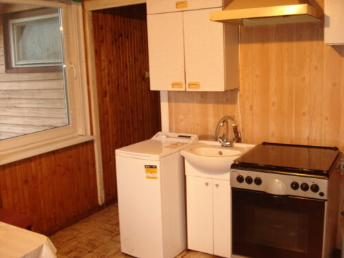 BE TARPININKŲ PARDUODAMAS TVARKINAS NAMAS,