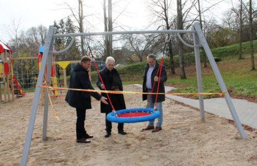 Utenos vaikų ir suaugusių džiaugsmui – naujosios žaidimų, sporto ir poilsio aikštelės