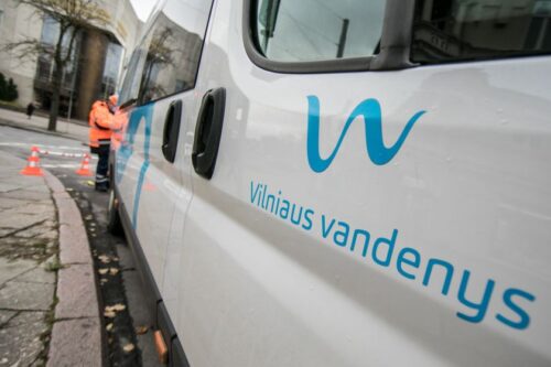 „Vilniaus vandenys“ atnaujina vandentiekio tinklo plovimą Naujamiestyje. Taikys papildomus saugiklius