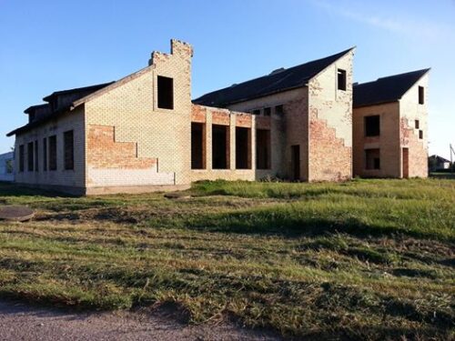 PARDUODAMAS DVIEJŲ AUKŠTŲ, 980 KV. M. BENDRO PLOTO NEĮRENGTAS PASTATAS SŪDAVOS GYVENVIETĖJE