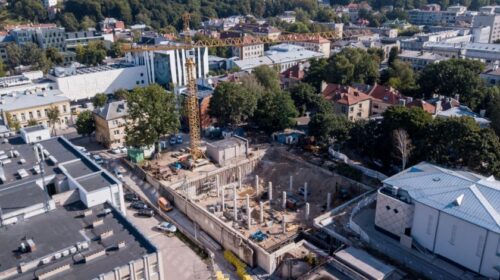 Greta buvusio „Merkurijaus“ ryškėja daugiaaukščio garažo kontūrai