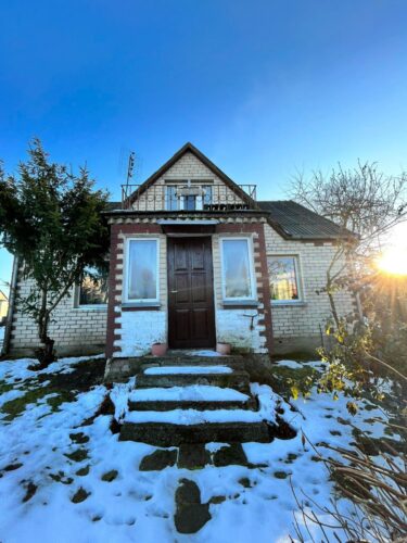 PARDUODAMAS MŪRINIS NAMAS GIRKALNIO MIESTELYJE (RASEINIŲ RAJ.)