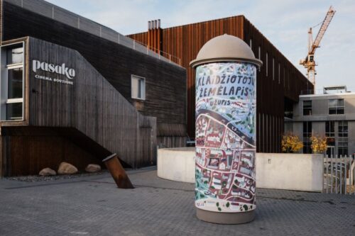Paupio galeriją po atviru dangumi papuošė naujas kūrinys – „Klaidžiotojų žemėlapis“