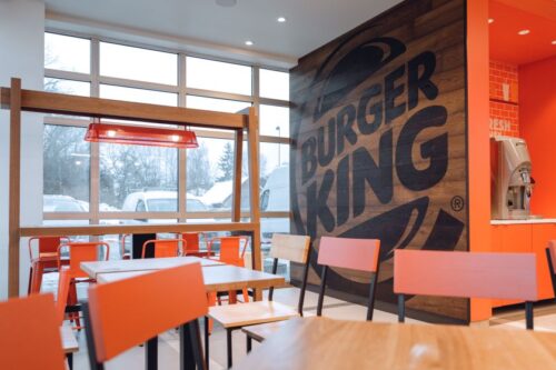 Skelbiama apie Kaune atidarytą didžiausią Lietuvoje „Burger King“ restoraną