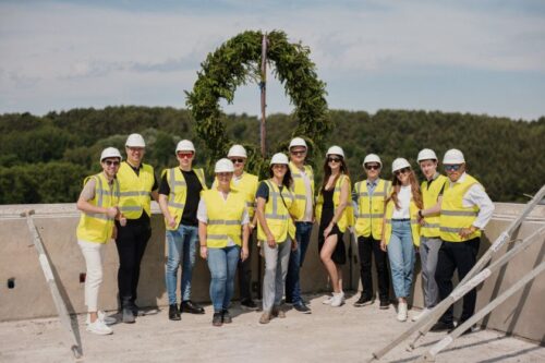Virš „Sand Offices“ verslo centro iškeltas statybų pabaigtuvių vainikas