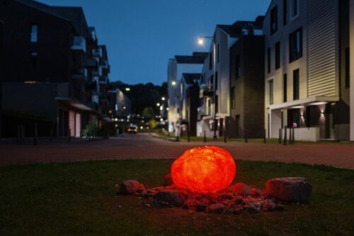 Paupyje baigta formuoti meno galerija po atviru dangumi, paskutinis eksponatas – tarsi iš kosmoso atskriejęs šviečiantis „Gyvybės akmuo“