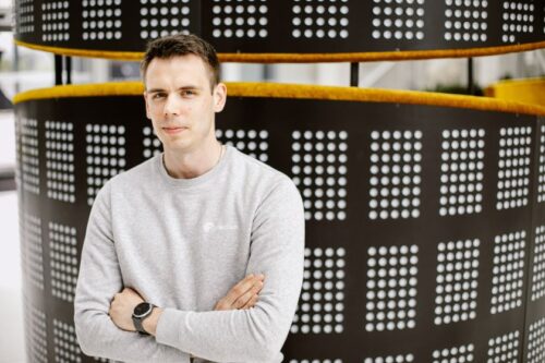 Įsirengti saulės elektrinę ar pirkti elektrą iš saulės parko? Ekspertai atskleidė abiejų privalumus ir trūkumus