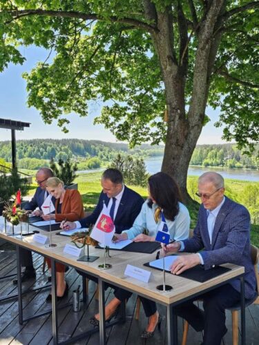 Varėnos r. investuos į infrastruktūros plėtrą: pasirašytas susitarimas dėl 2024–2029 m. Alytaus regiono funkcinės zonos strategijos