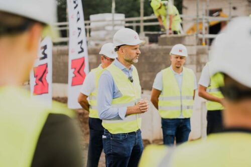 Įkasta simbolinė kapsulė skelbia sėklų fabriko Latvijoje statybų pradžią