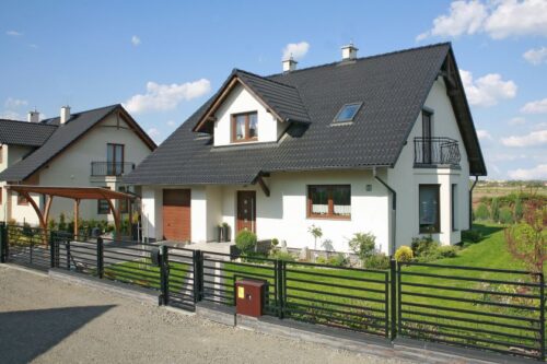 Kiauras stogas: ekspertas išaiškino pagrindines priežastis, kodėl vanduo prasiskverbia pro stogą