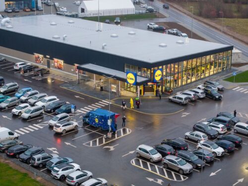 „Lidl“ atidarė antrąją medinės konstrukcijos parduotuvę Lietuvoje