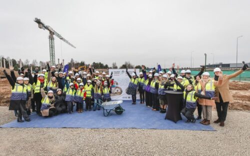 Šiaurės licėjus Didžiojoje Riešėje įkasė simbolinę kapsulę – mokykla ir darželis su baseinu duris atvers 2025 m. rugsėjį