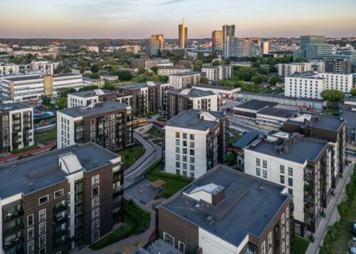 Vis gyvesnė rinka ir pirkėjų lojalumas lėmė pernai dvigubai išaugusius „YIT Lietuva“ būsto pardavimus