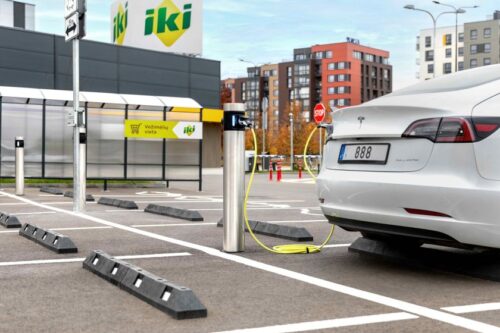Elektromobilio įkrovimas – jei ne kieme, tai prekybos centro aikštelėje