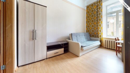 A TIDY FLAT OF 3 BEDROOMS AND A SPACIOUS LIVING ROOM 5 MINUTES WALK FROM THE OLD TOWN OF VILNIUS.
