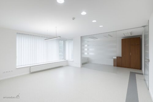 PARDUODAMOS 81 m² KOMERCINĖS PATALPOS A. STRAZDO G.PRIVALUMAI:
Pirmas