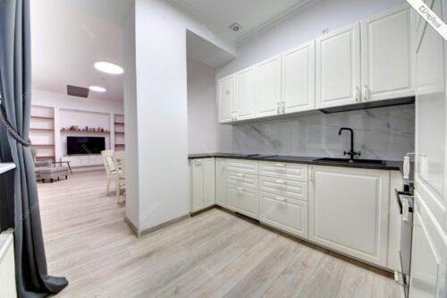 PARDUODAMAS  BUTAS SENAMIEŠČIO RESTAURUOTAME NAME