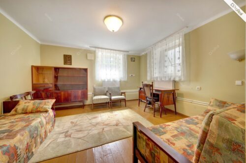 IŠNUOMOJAMAS NESTANDARTINIS 1 KAMBARIO BUTAS RASOSE. BUTAS ĮRENGTAS NUOSAVO NAMO COKOLINIAME