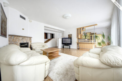 IŠNUOMOJAMAS ERDVUS 4 KAMBARIŲ BUTAS ŠALIA SAPIEGOS PARKO ANTAKALNYJE. UŽDARA NAMO TERITORIJA