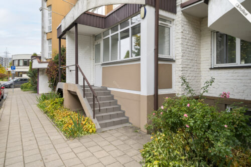 PARDUODAMAS ERDVUS TRIJŲ KAMBARIŲ BUTAS LAISVĖS PROSPEKTE, ATSKIRAS ĮĖJIMAS Į BUTĄ