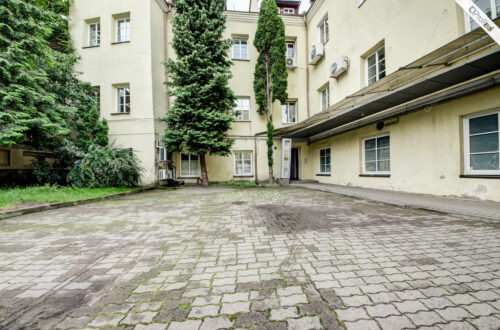 DU ĮĖJIMAI, VIENAS IŠ GATVĖS PUSĖS, GERAI MATOMAS, KITAS PER VIDINIAME KIEME ESANČIĄ