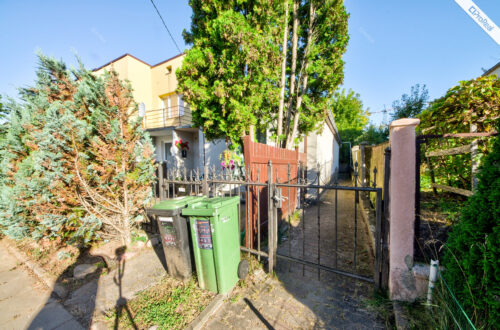 Parduodamas gyvenamasis namas, suskirstytas į tris butus, puikiai tinkantis nuomos verslui! Namui