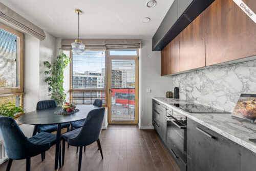 Parduodamas moderniai įrengtas 3 kambarių butas – šviesūs atspalviai, natūralaus medžio