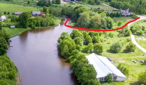 Vandens pakrantėje parduodamas 122a sklypas su 849 m2 ploto pastatu, pakrantės mišku šalia Vilniaus