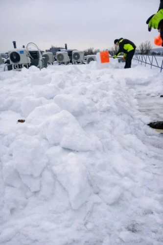 Varvekliai matomi, bet didžiausia rizika dažnai – nematoma: ką svarbu žinoti apie sniegą ant daugiabučių stogų