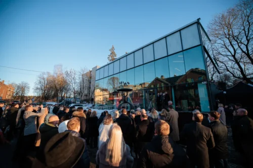 Duris atvėrė Advokatų namai ir atidengta advokato profesijai skirta skulptūra „Gynėjas“