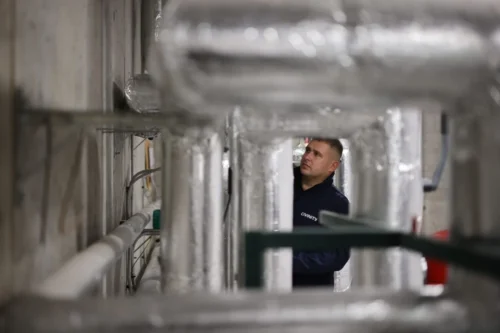 Šildymo sezonas nesibaigia vieno mygtuko paspaudimu: kodėl po viešo pranešimo apie sezono pabaigą radiatoriai atvėsta ne iš karto