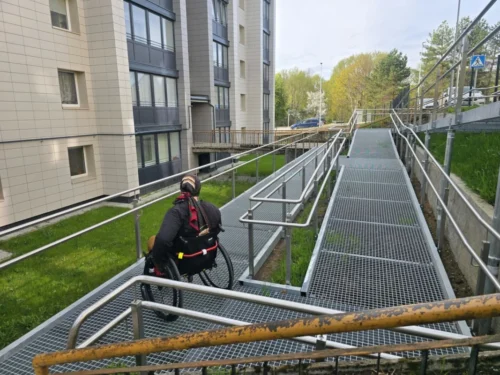 Gargžduose – išskirtinis sprendimas: prie daugiabučio įrengtas didžiulis pandusas