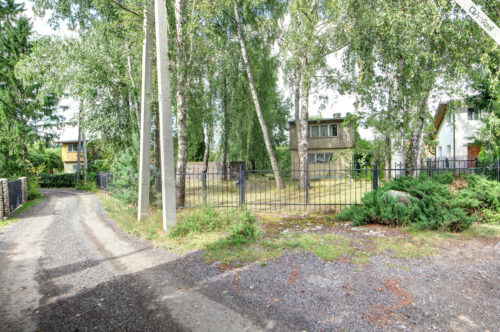 PARDUODAMAS SKLYPAS TVARKINGOJE SODŲ BENDRIJOJE SALININKUOSE. SKLYPAS DIDELIS, SU BRANDŽIAIS